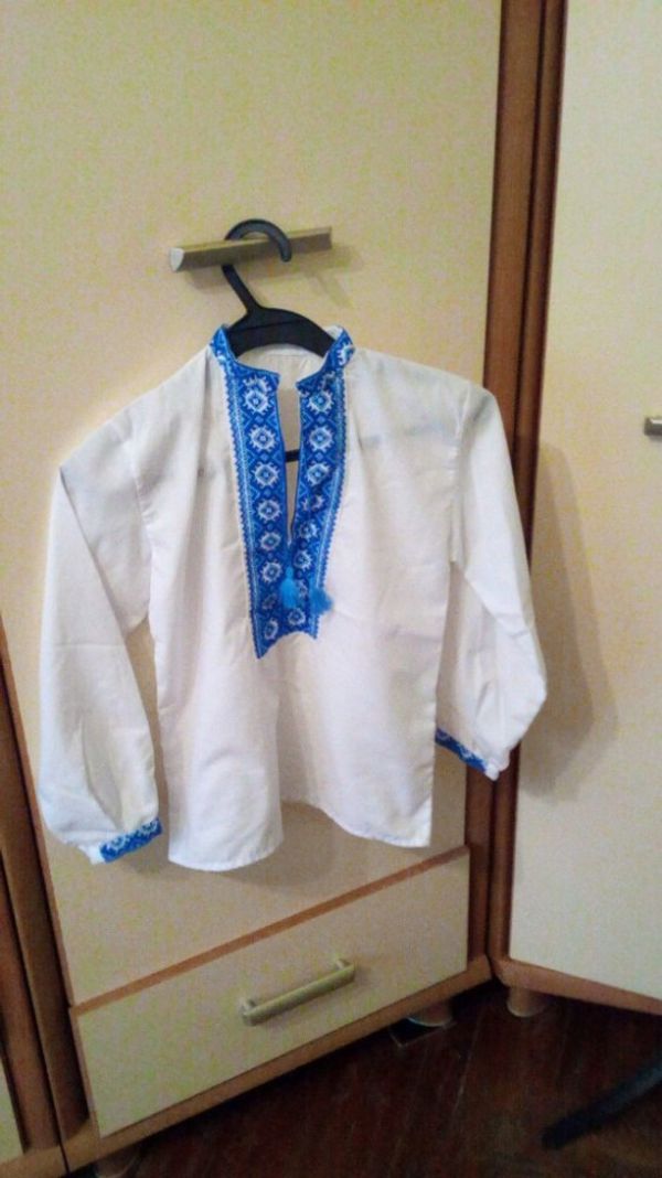 белая рубашка с длинными рукавами с голубой вышивкой