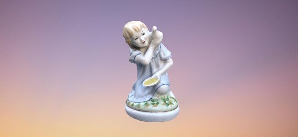 Фарфорова статуетка- дівчинка з голубом