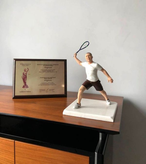 Шаржевая статуэтка теннисиста, производство шаржевых статуэток на зака