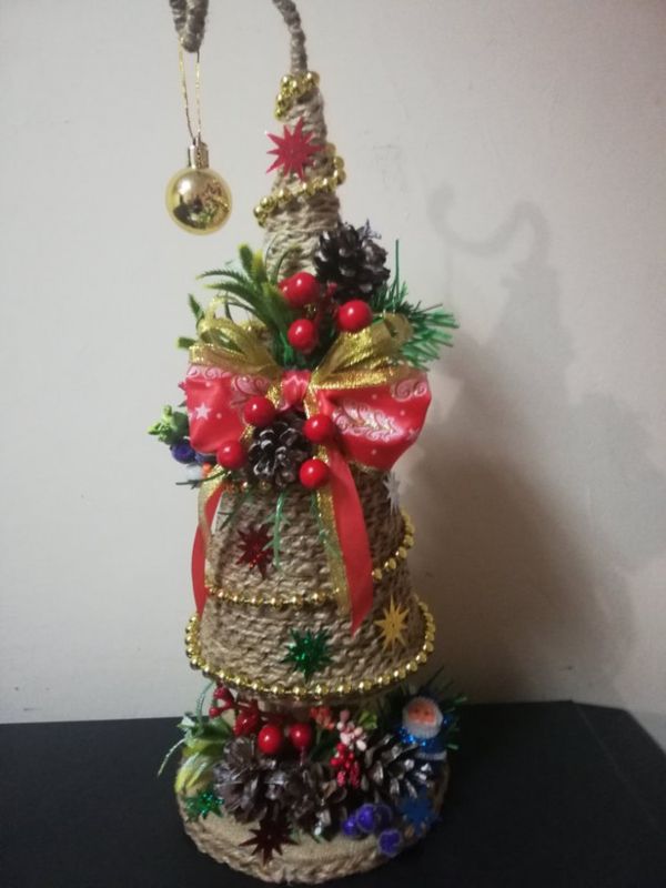 Новогодняя декоративная елочка из мешковины  и джута.