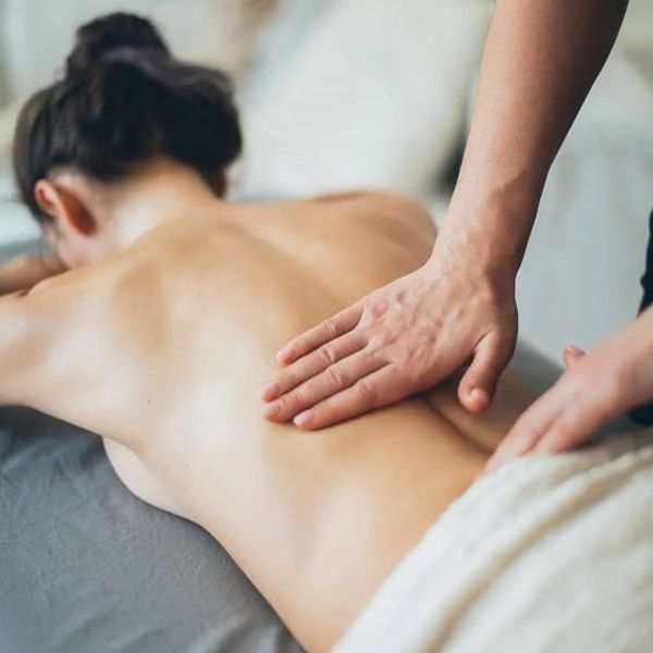 Загальний масаж всього тіла для чарівних жінок